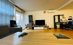 Spacious Waterfront Apartment With Free Parking - Upgraded 2024